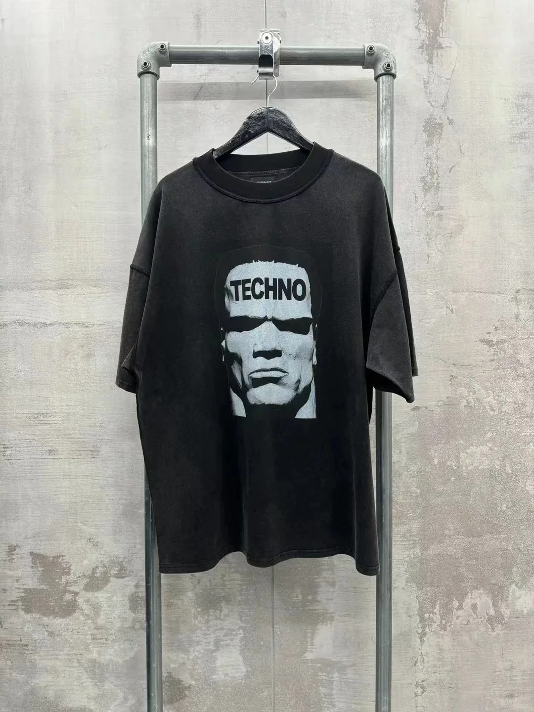 

Loose Fit Waed out ort Sve T-irt ARNODEFRANCE 2024 Techno Print Illustration Design Breathable Youthful Sle for Teens