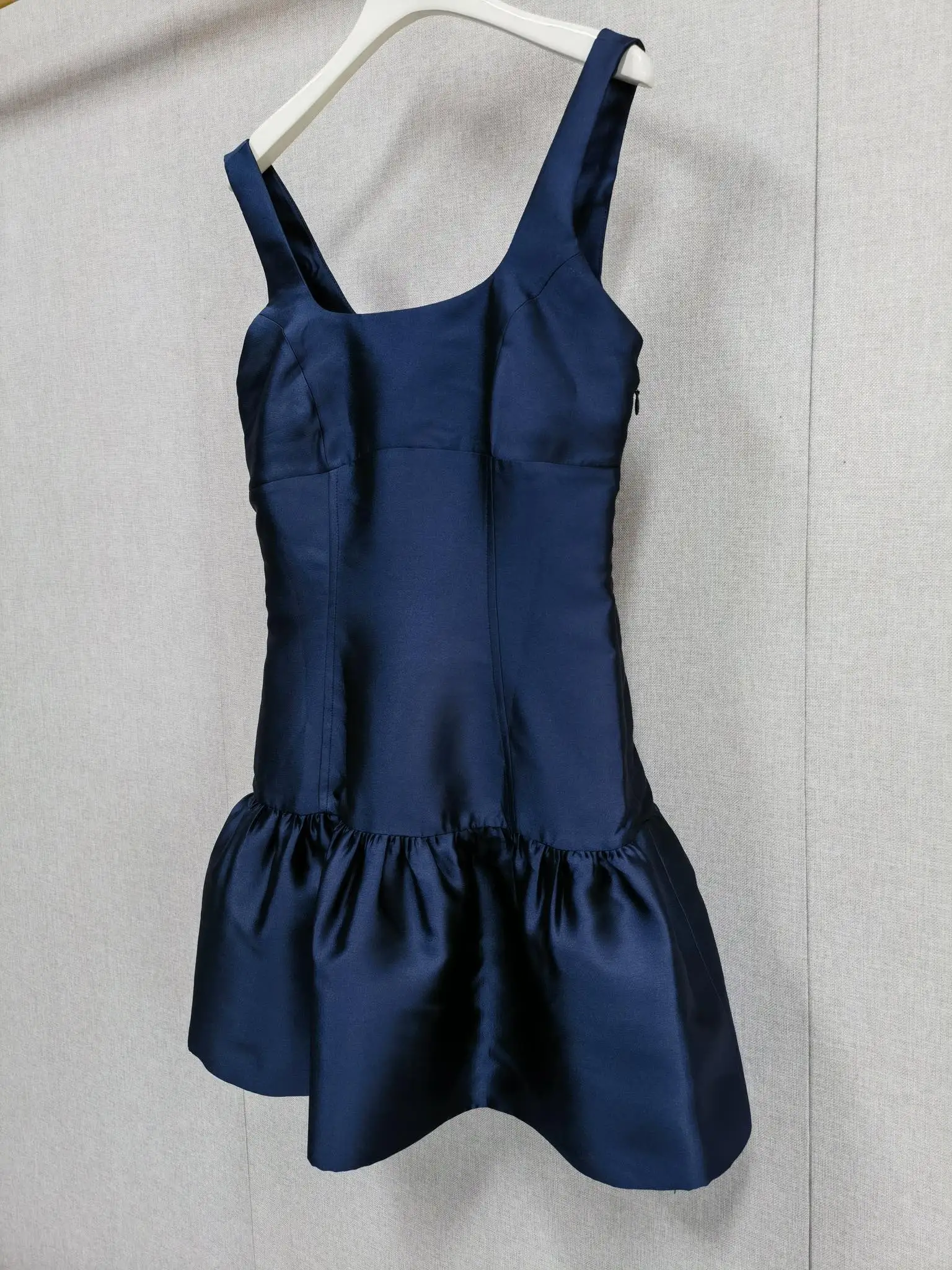 

Glossy vest skirt with ruffled edge, sleeveless square neck, suspender, backless short skirt, French elegance, early autumn 2024