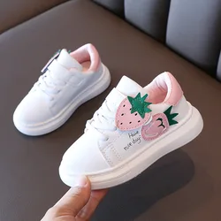 Primavera estate bambini scarpe Casual carino fragola ragazzi ragazza Sport Sneaker da Tennis traspirante bambini scarpe da tavola bianche all'aperto