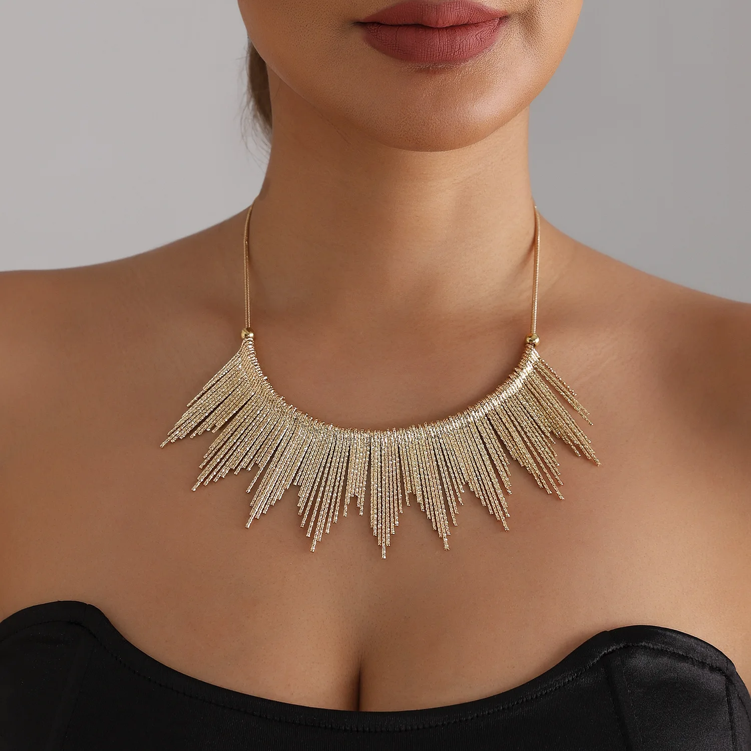 Light luxury metallic texture stick short necklace tassel style sexy shiny neck accessory view 3