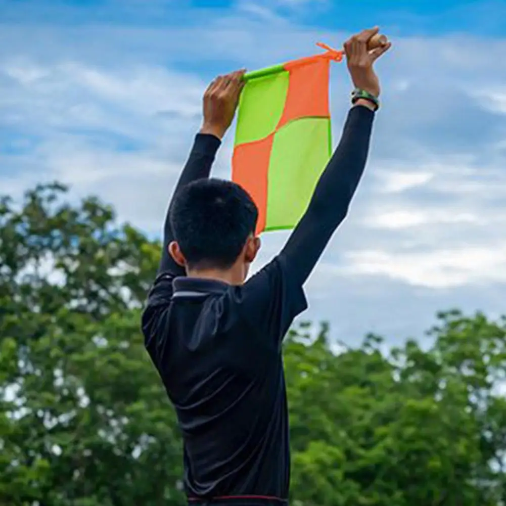 Bandeira do árbitro do futebol com apito, cartões vermelhos e amarelos, caderno de lápis, scorecards, equipamento do jogo, aço, esportes, indolor, V8A9