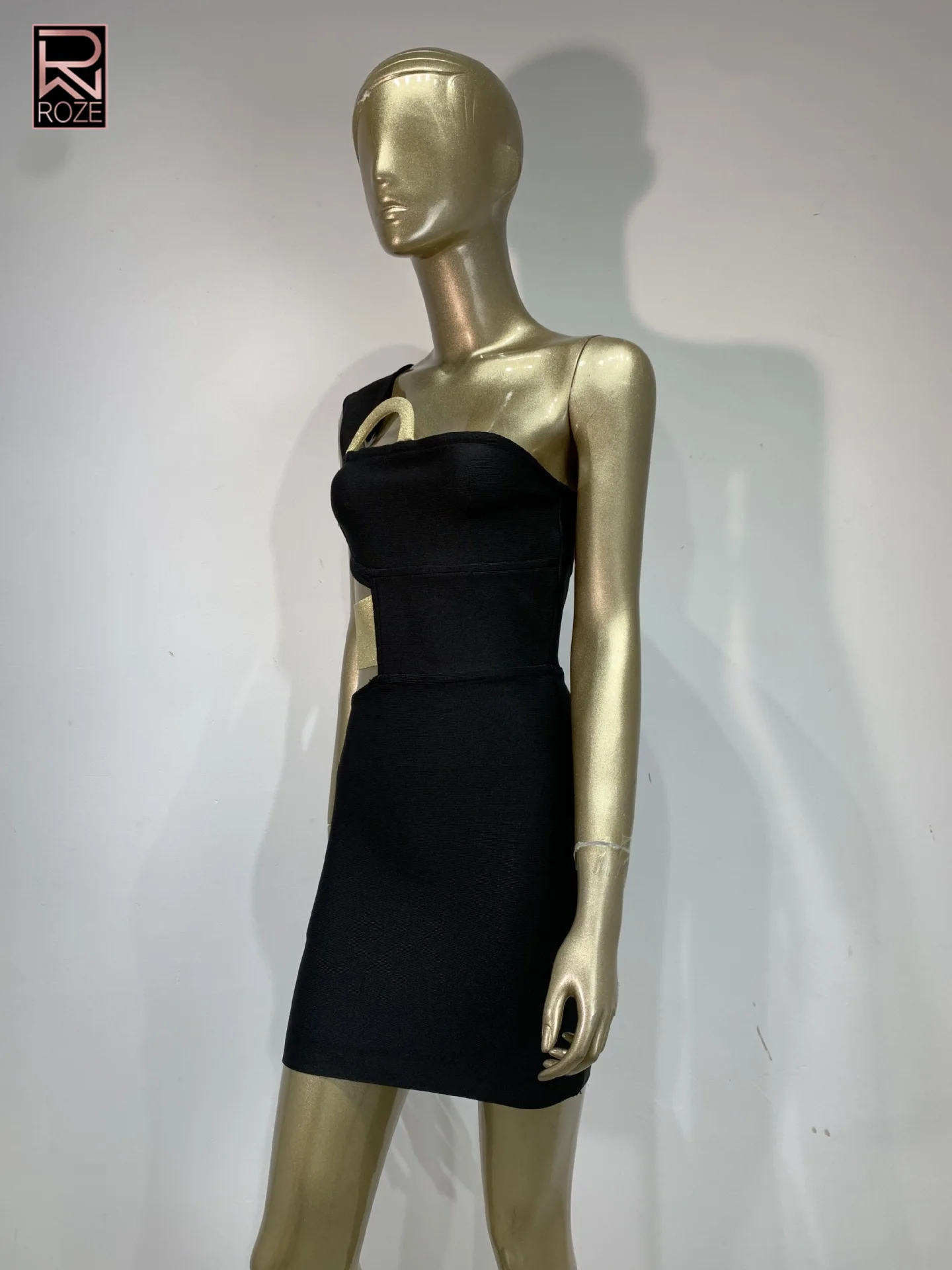 ROZE 2026 Tendências Preto Bandagem Mini Vestido de Um Ombro - Recorte Ouro Acento Feminino Festa/Data/Club Vestido de Noite