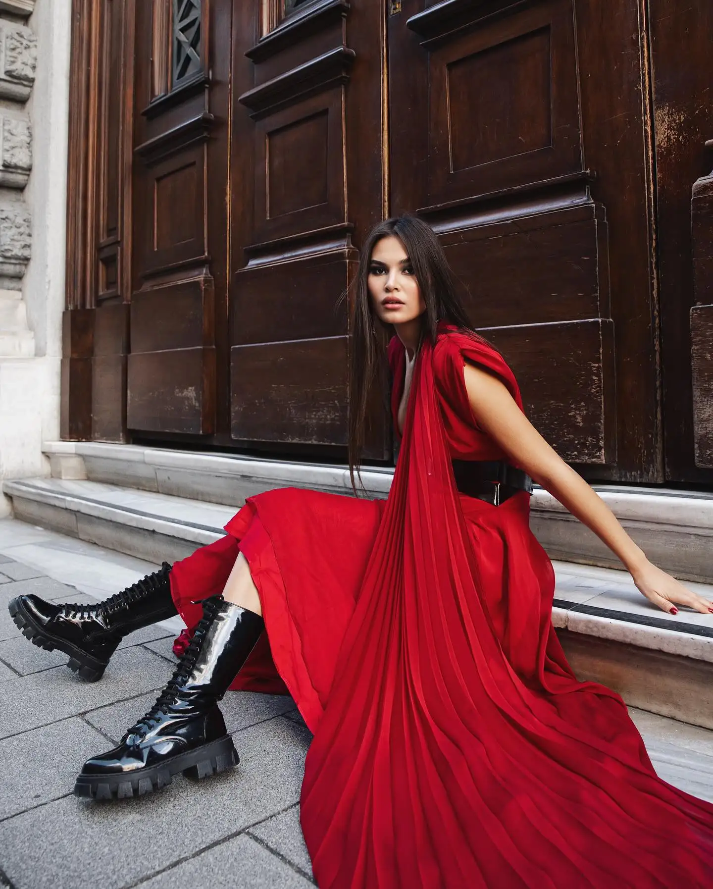 لهب الأحمر الشيفون فستان حفلات طويل فساتين الحفلات العميق الخامس الرقبة مطوي فستان الزفاف الضيوف ثوب رسمي كيب Festasين Sheer