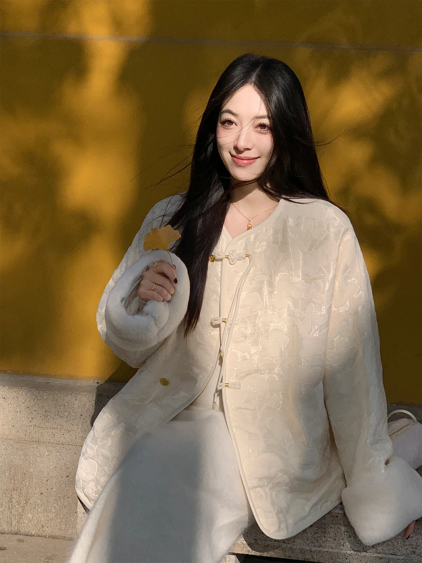 

Пуховик Aboutpoem New Chinese Sle Down Jaet White Du Down Svel с вязаными манжетами из кроличьего меха и вышитыми пуговицами