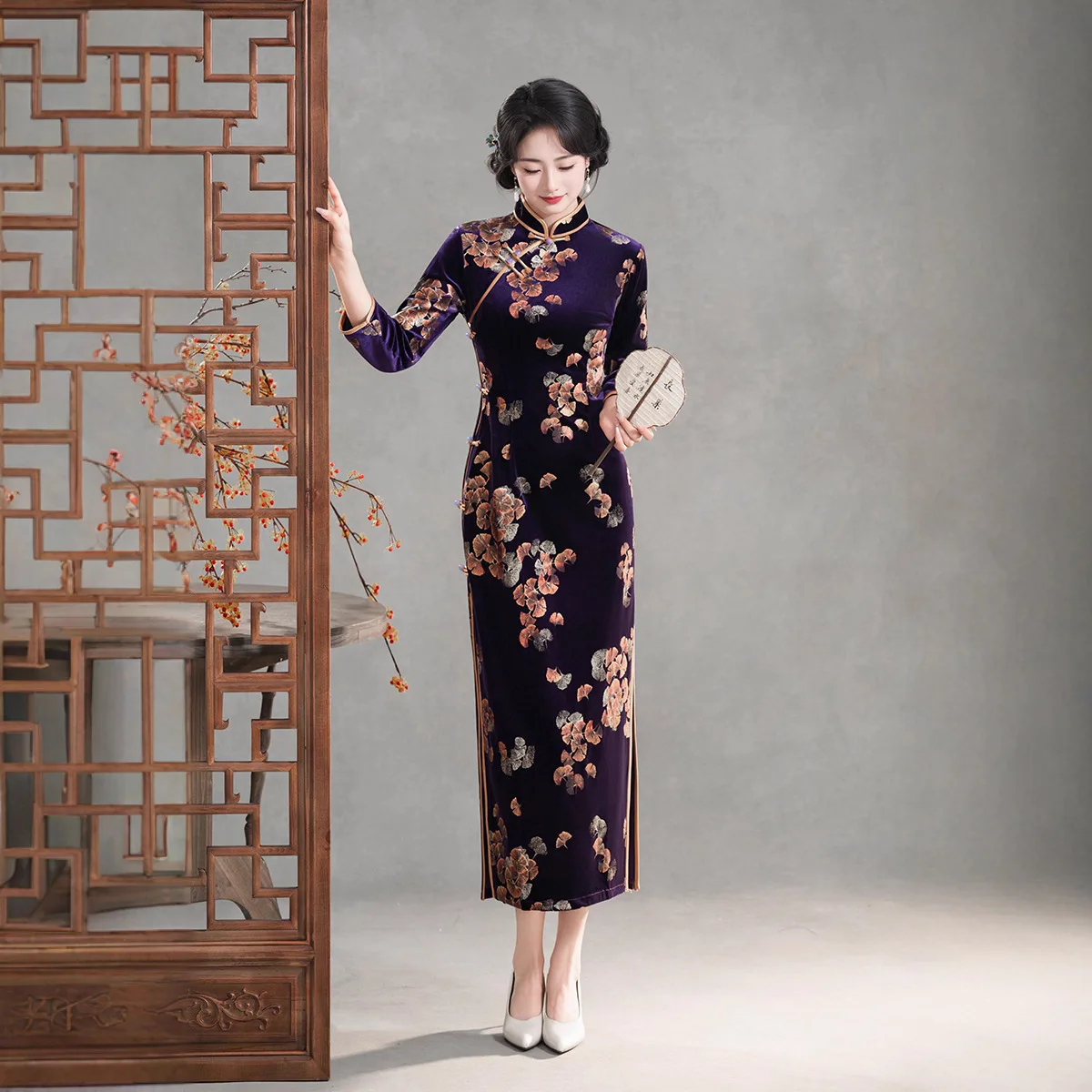 مطبوعة المخملية النمط الصيني بأكمام طويلة شيونغسام 2025 جديد الشابات ريترو سليم صالح الخريف والشتاء فستان تشيباو