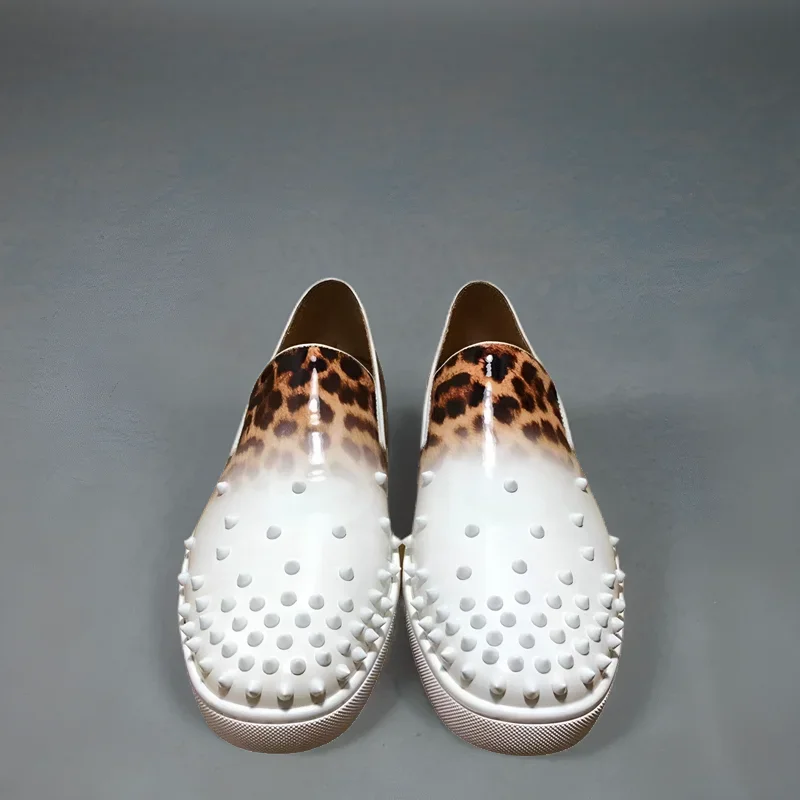 Marca de luxo baixo superior sapatos de fundo vermelho para homens formadores condução cravado leopardo branco rebites de couro genuíno toeap apartamentos tênis