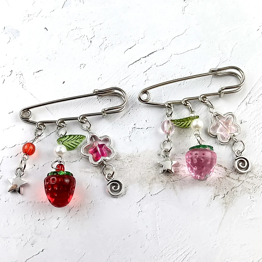 Sweet Brooch Clip Unique Clasp Pin Chain Badge Brooch Pin Strawberry Pendant Brooch Suitable for Fashion Outfit