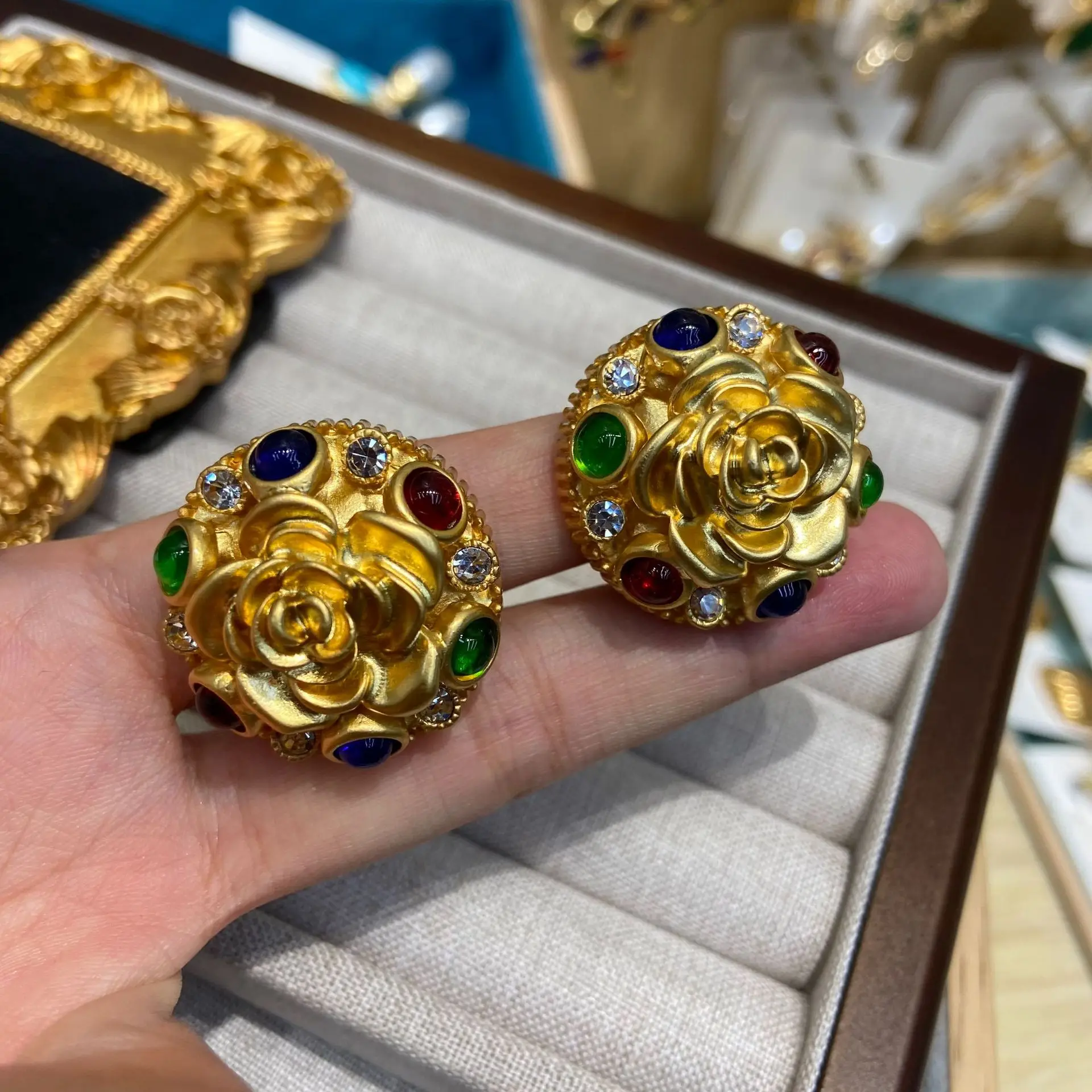 Vintage Embossing Flower Glazed Clip Earrings Woman Retro Court Style Gold 3D Rose Ear Accessories Ladies Jewelry Banquet Gifts