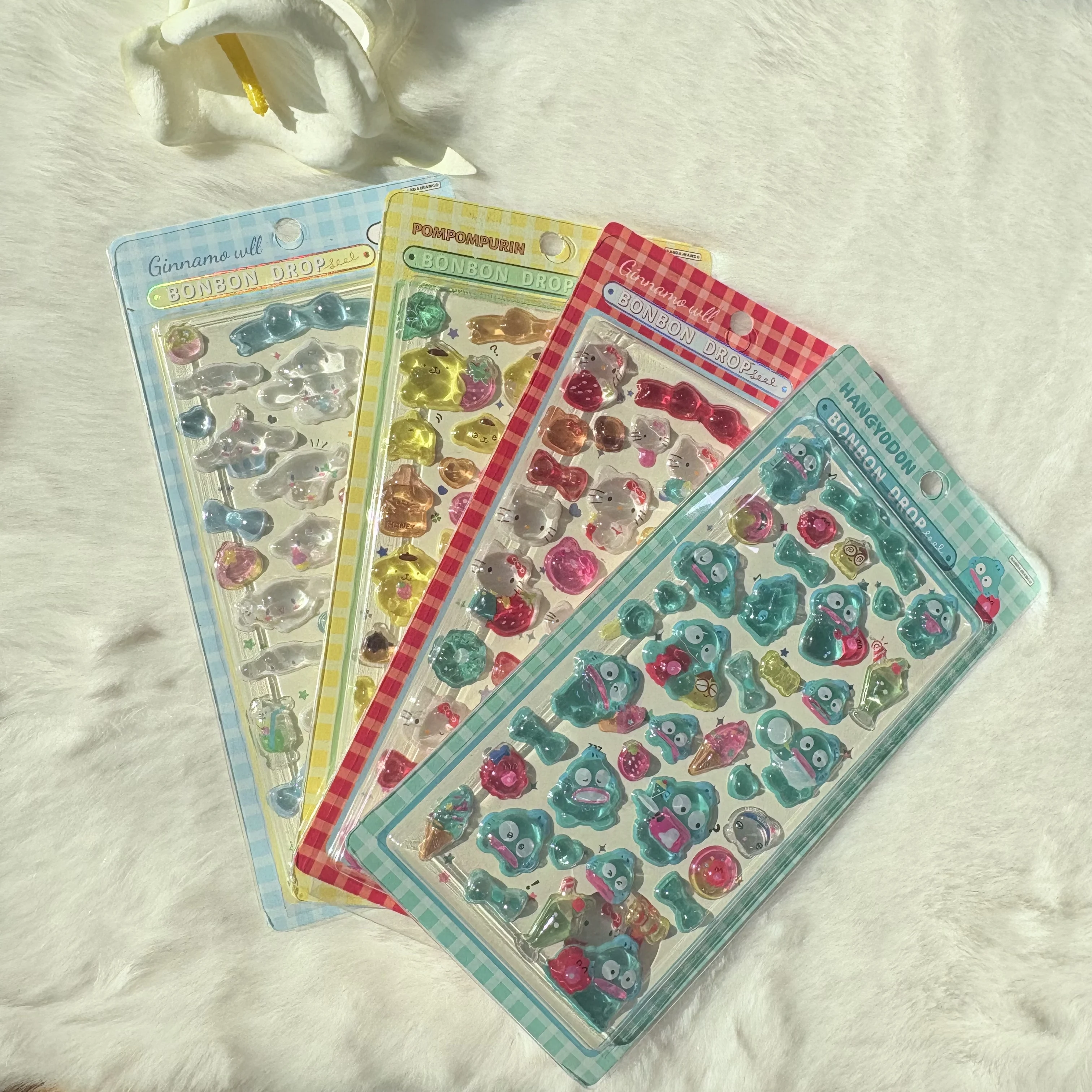 Autocollants en cristal en relief 3D Sanrio populaires - Hello Kitty, Kuromi, Cinnamoroll, adaptés à la décoration DIY sur les coques de téléphone