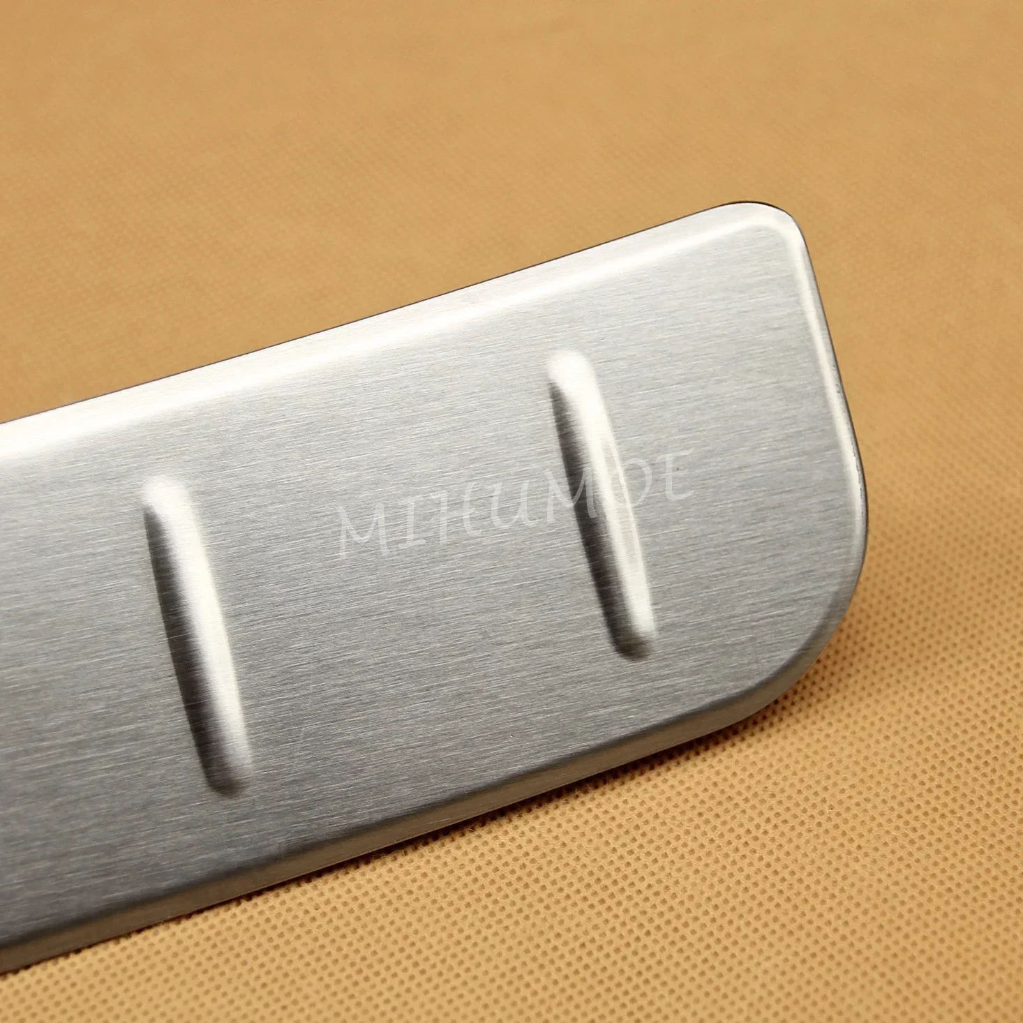 الفولاذ المقاوم للصدأ المصد الخلفي حامي عتبة الجذع الحرس لتويوتا كامري 2018 2019 2020 2021 2022 2023 2024 2025 #4