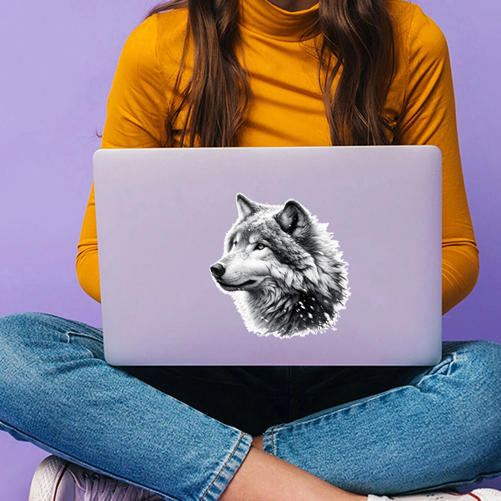 ملصق سيارة ذئب رمادي مقاس 12 × 12 سم - ملصق PVC متين بتصميم مرح، يستخدم للسيارات والدراجات النارية وأجهزة الكمبيوتر المحمولة والشاحنات وسيارات الدفع الرباعي