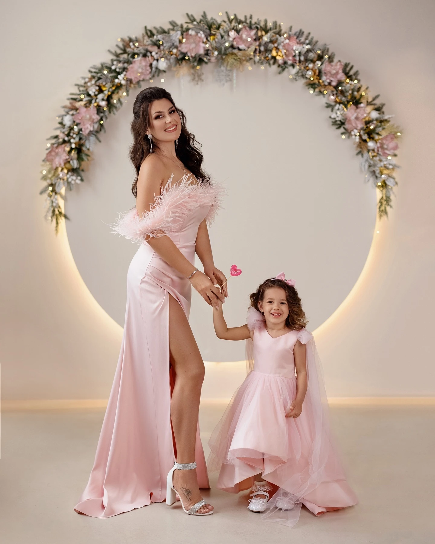 Luxury Feather Mother And Kid Matching Prom Dresses Side Slit Christmas Party Dress Custom Made Mom And Me Evening Outfits