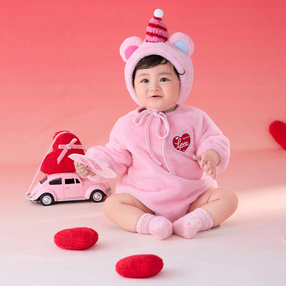 

Романтическая розовая любовь на тему 3-4 месяца, реквизит для детской фотографии, плюшевая шляпа с медведем, комбинезон с сердечком, декор + мини-автомобильный реквизит для студийной фотосъемки