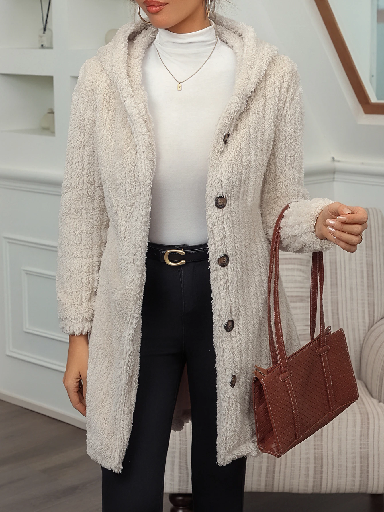 Eine neue strukturierte, mit Knöpfen verzierte, langärmlige, flauschige Kapuzenjacke aus Jacquard für Damen im Herbst und Winter