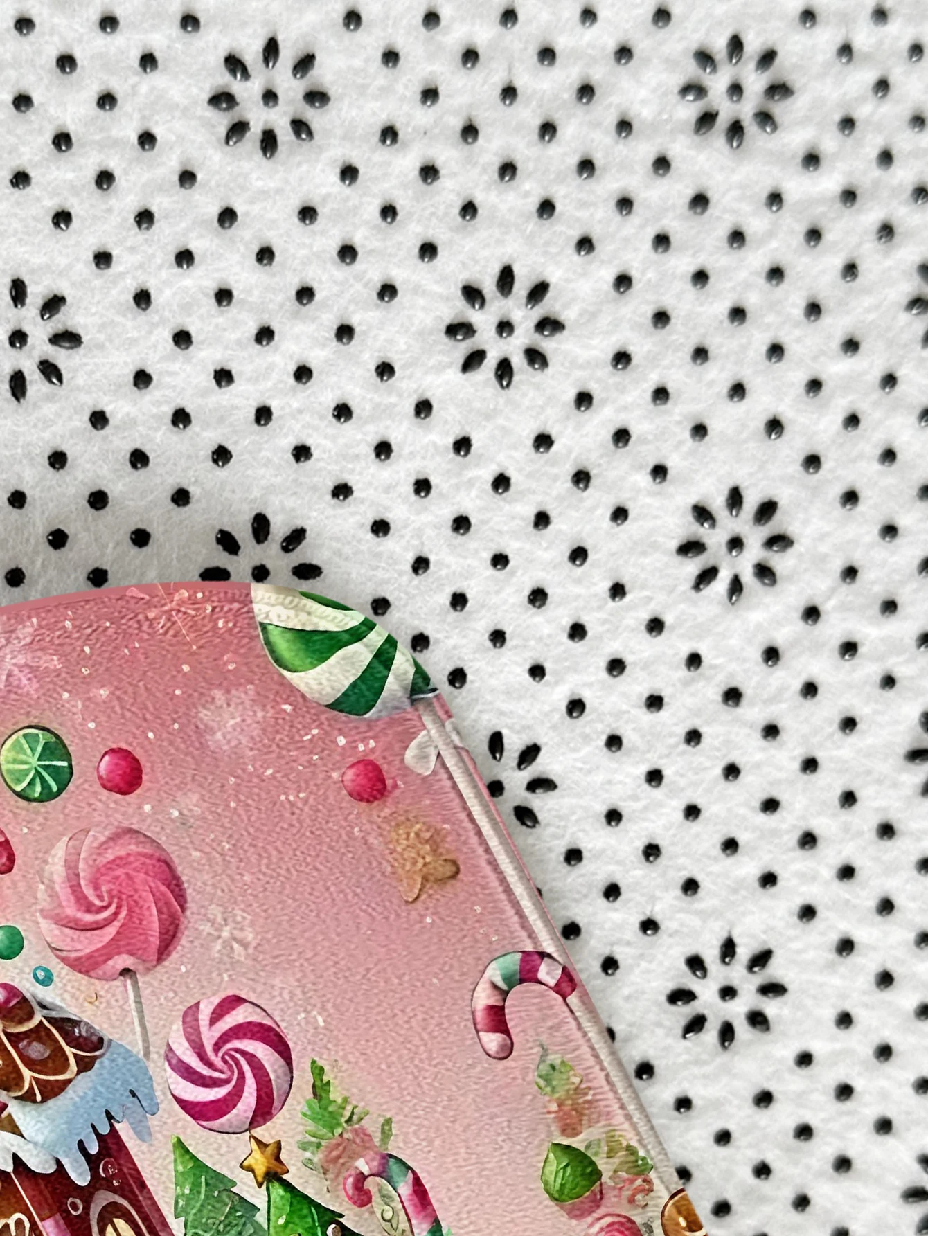 A Christmas candy house carpet flannel anti slip suitable for various places such as doorways, bedrooms, bathrooms, etc