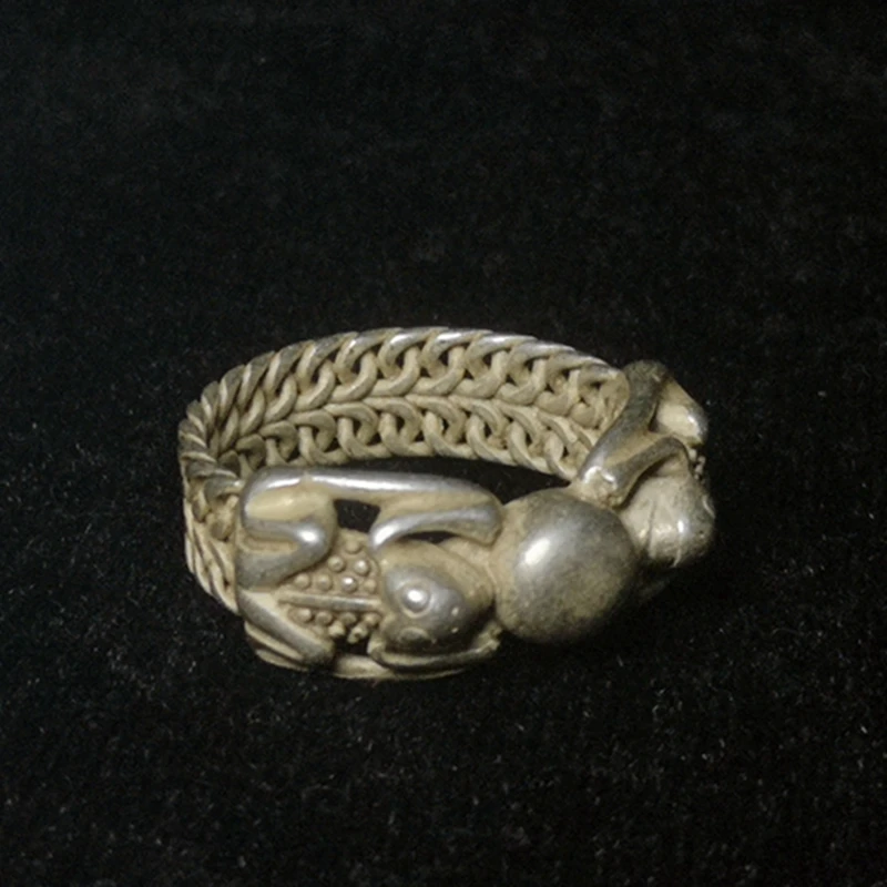 YIZHU CULTUER ART Size Diameter 19.5m Old China Tibet Silver Carving Frog Statue Ring Gift Collection view 6