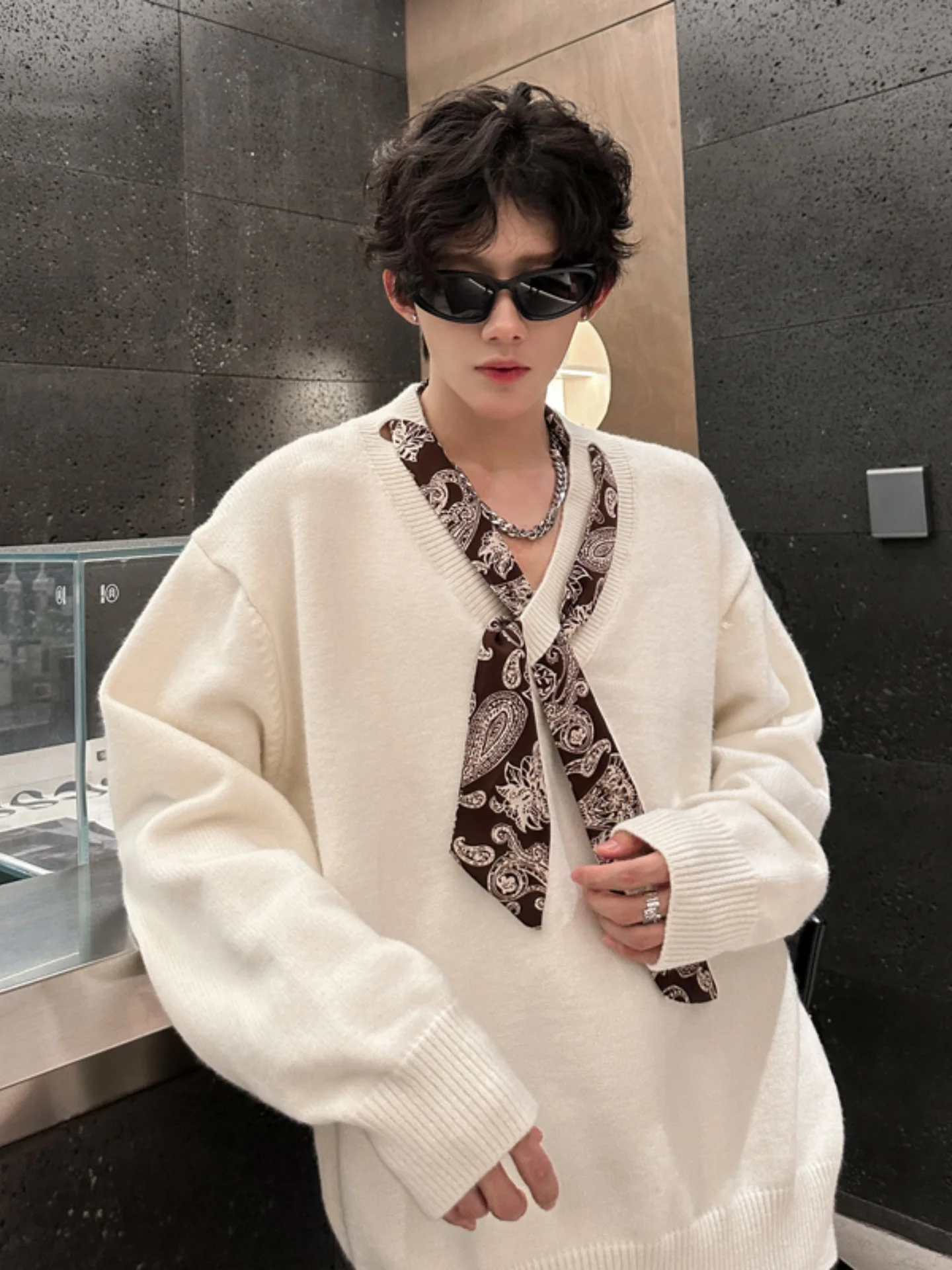 

Мужской свитер свободного кроя с V-образным вырезом и шелковым шарфом: осенне-зимний повседневный топ в стиле кэжуал