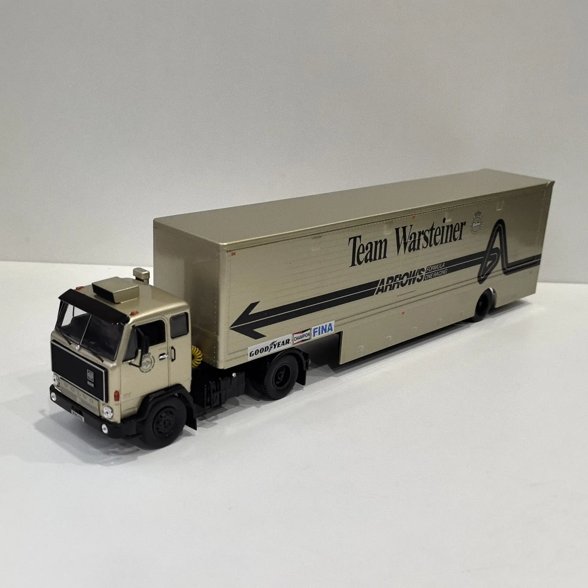 Diecast IXO 1/43 Scale VOLVO F89 1981 Trailer Truck Front Alloy Car Plastic X8T1 Alloy Car Model view 3