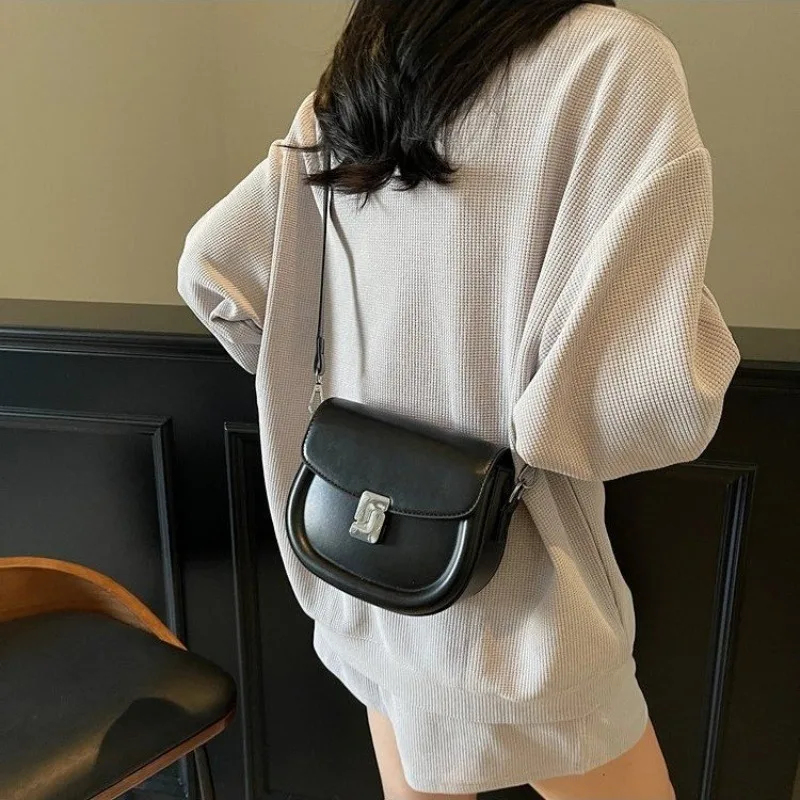 

Contemporary Women Bag With Secure Magnetic Snap Closure Underarm Shoulder Bag For Easy Access And Modern Convenience