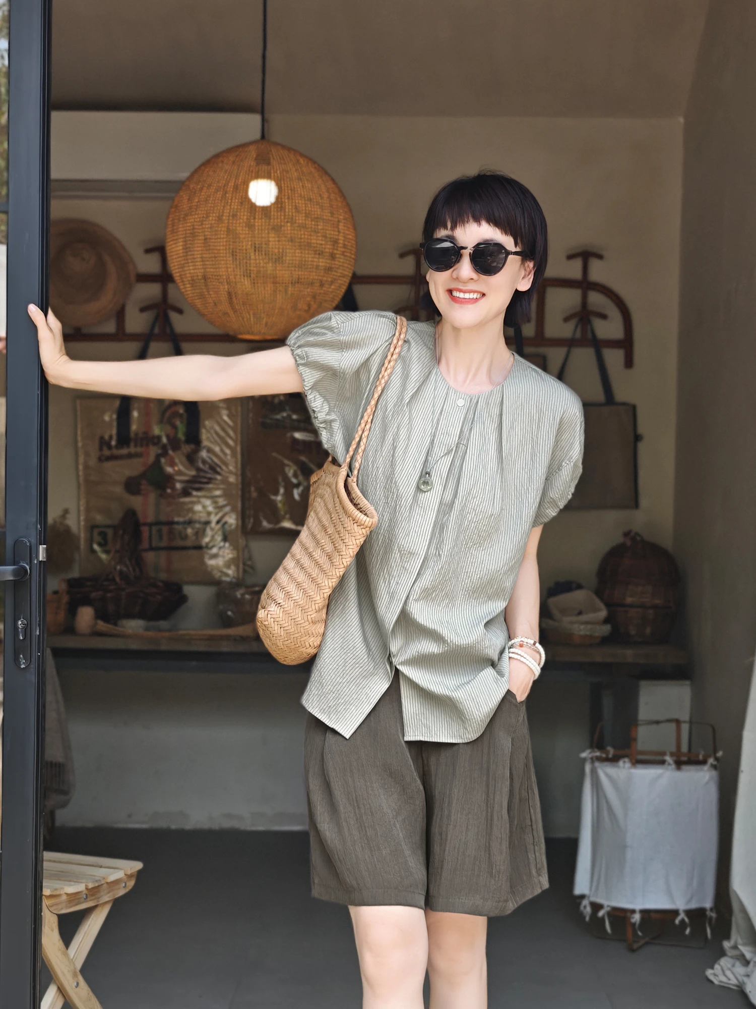 

Женская свободная полосатая рубашка с круглым вырезом и коротким рукавом, весенне-летняя модная модель для повседневной носки, из полиэфирного волокна.