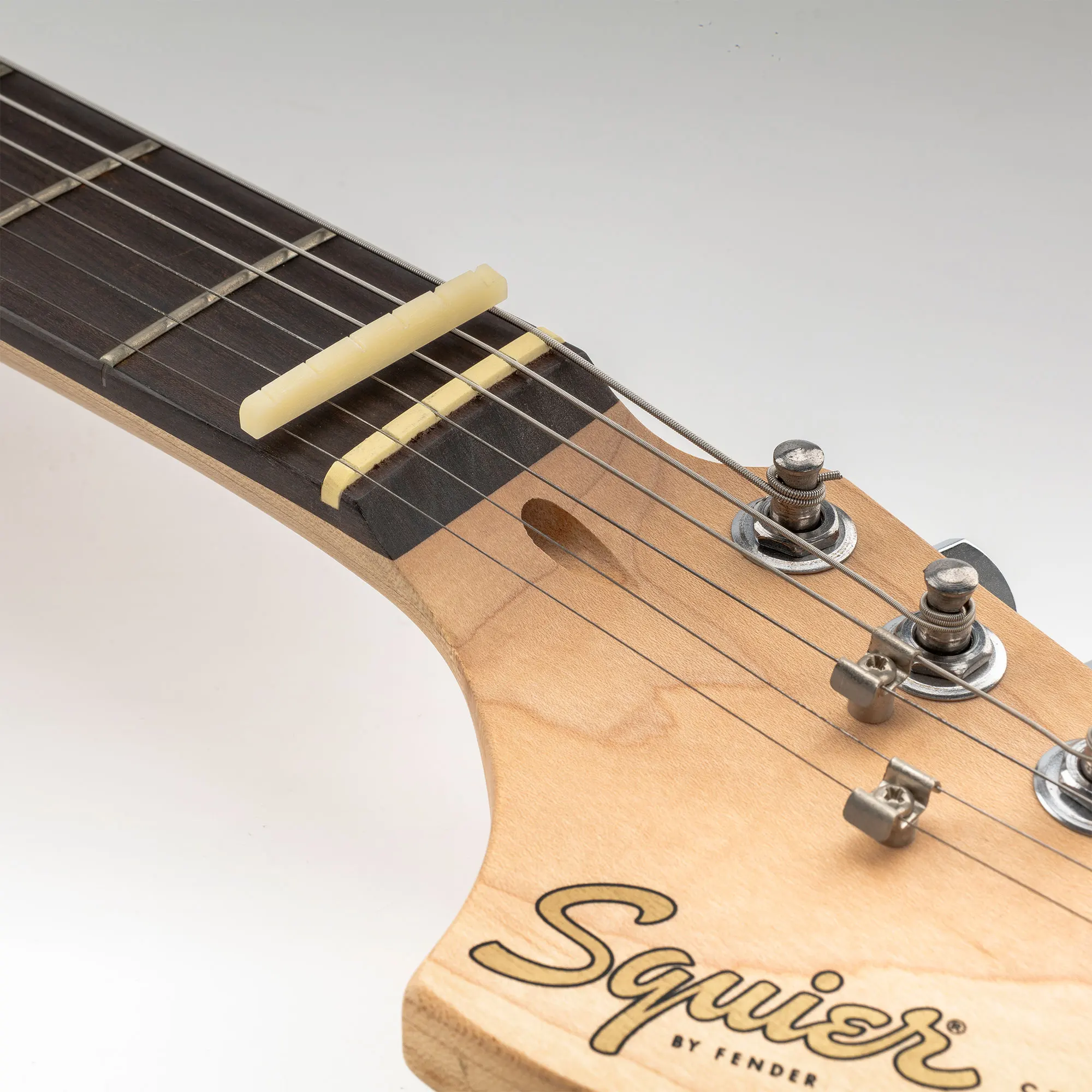 Musiclily Pro 40,5 x 3 x 5 mm flacher, geschlitzter Knochensattel für 6-saitige Squier Affinity ST Tele Style E-Gitarre (2er-Set) – Detail 6