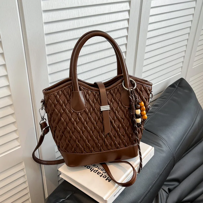 

2025 autumn and winter new women basket handbag patterned versatile for daily use and commuting cross-body bag luxury design