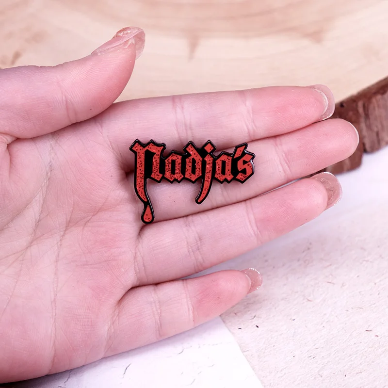 Spilla smaltata da discoteca vampiro di Nadja Facciamo nell'ombra Distintivo Spilla Gioielli Regali