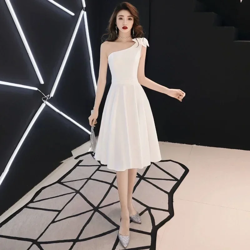 

Black No. 79 white one-shoulder evening dress for women with small stature, high-end niche dress