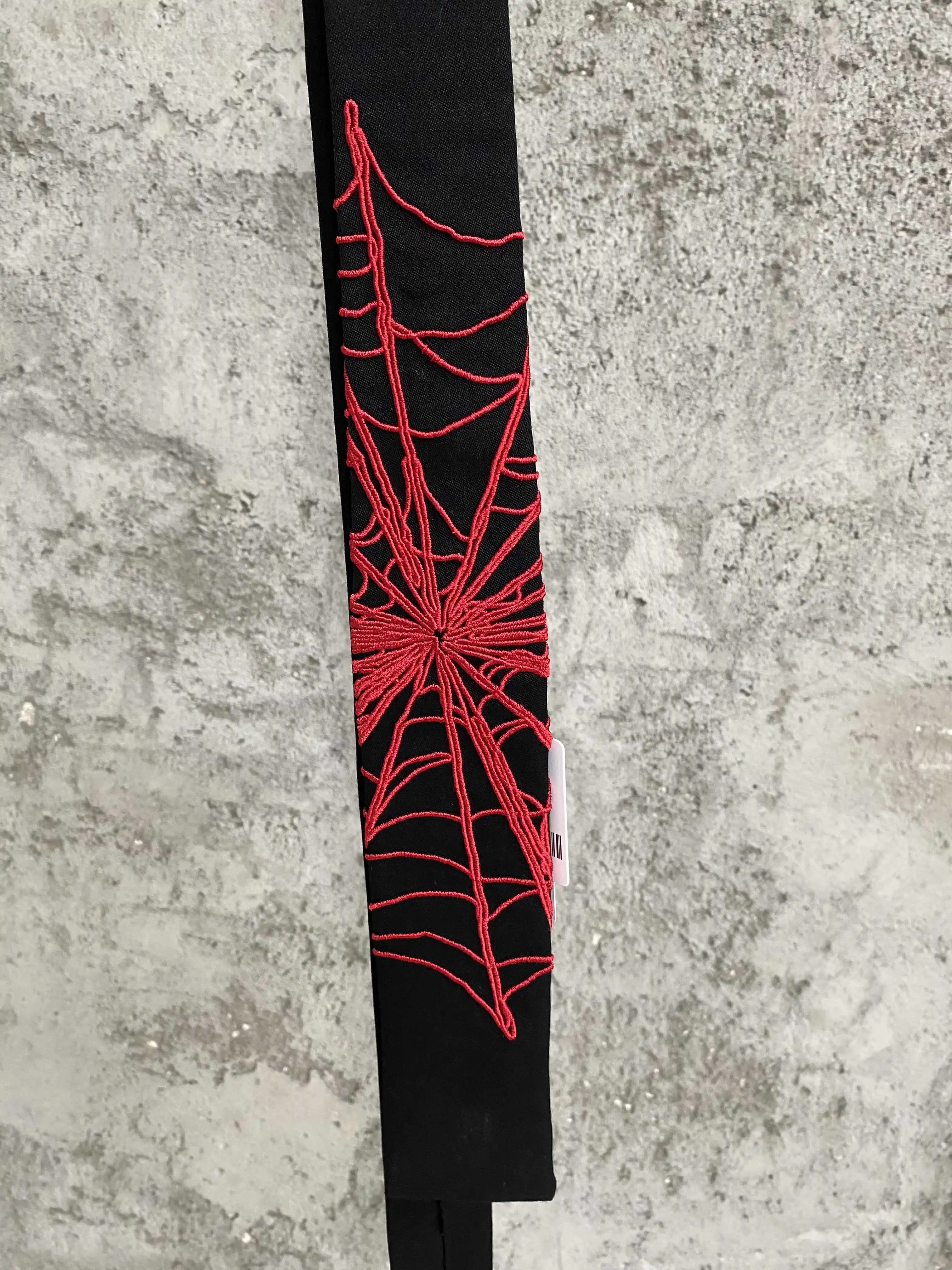 Originelles Design einer japanischen, dunkelmotiven, stachel- und spinnenbestickten Herrenkrawatte aus Wolle für Herren