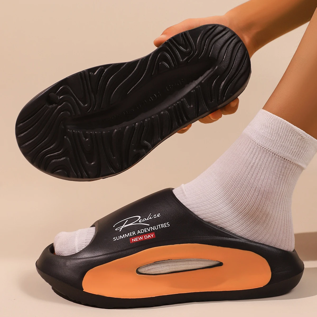 Herren-Sporthausschuhe – leichte, rutschfeste EVA-Slipper mit „Summer Adventures New Day“-Grafik, offenes Zehen-Design für drinnen und draußen – Detail 10