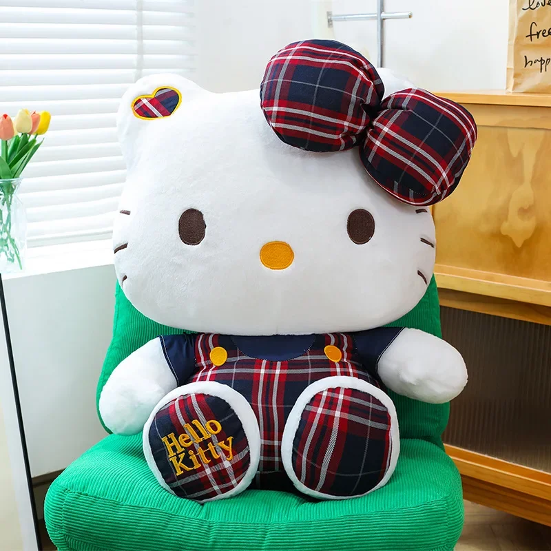 ตุ๊กตาซานริโอ้ เฮลโลคิตตี้ น่ารัก ตุ๊กตาผ้ากำมะหยี่ นั่งท่าทางนักเรียน ลายสก็อต หมอนตุ๊กตา ของขวัญวันเกิดสำหรับเด็ก