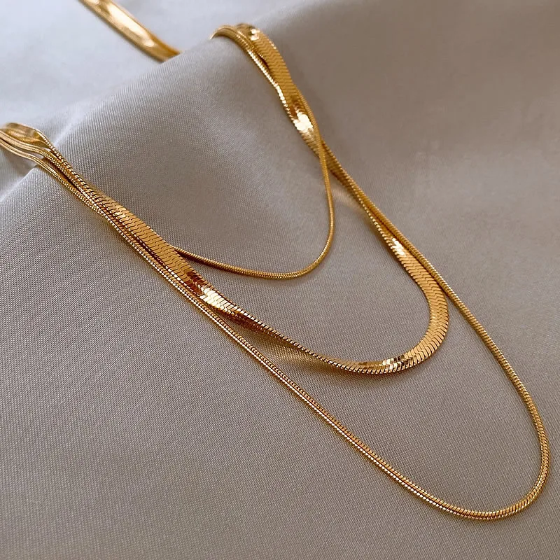 Edelstahl-Halskette in Goldfarbe mit mehrschichtiger Schlangenkette, nicht ausbleichender Schmuck für Frauen, sexy Schlüsselbeinkette-Accessoire – Detail 12