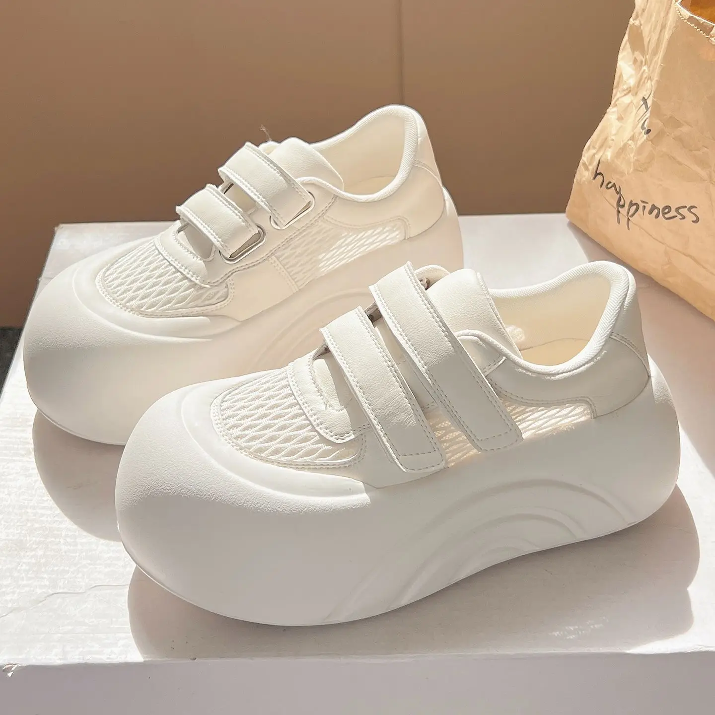 2025 صيف جديد المرأة سميكة وحيد شبكة تنفس أحذية رياضية تنوعا حذاء كاجوال للارتداء اليومي تصميم عصري الأحذية