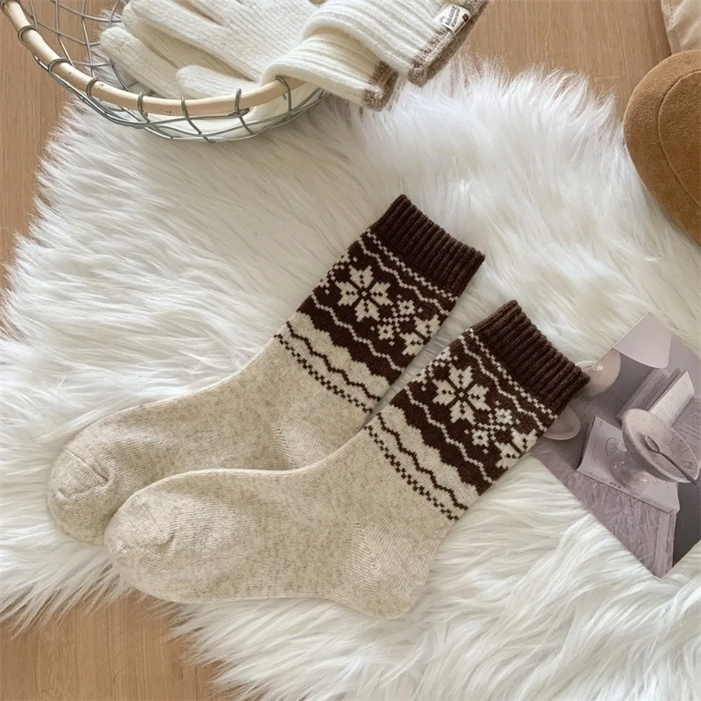 

Casual Retro Fair Isle Christmas Socks Woolen Snowflake Pattern Warm Wool Socks Colour Blocking Thickened Floor Socks Winter