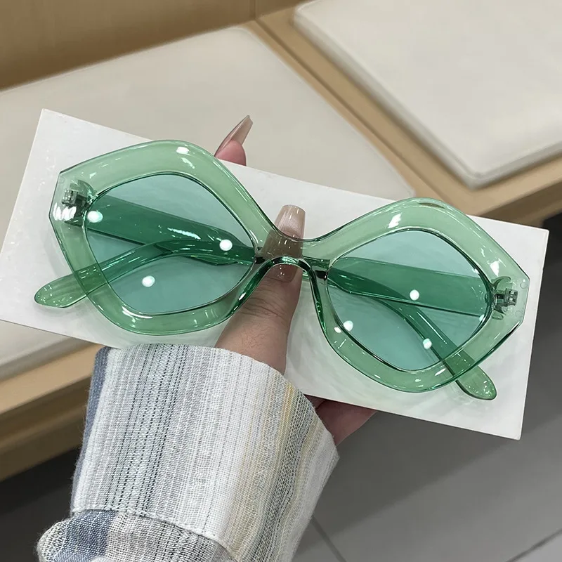 Irregular Diamond Shape Green Frame Sunglasses for Women Retro Street Photography Fashion Metal Hinge Sunglasses
