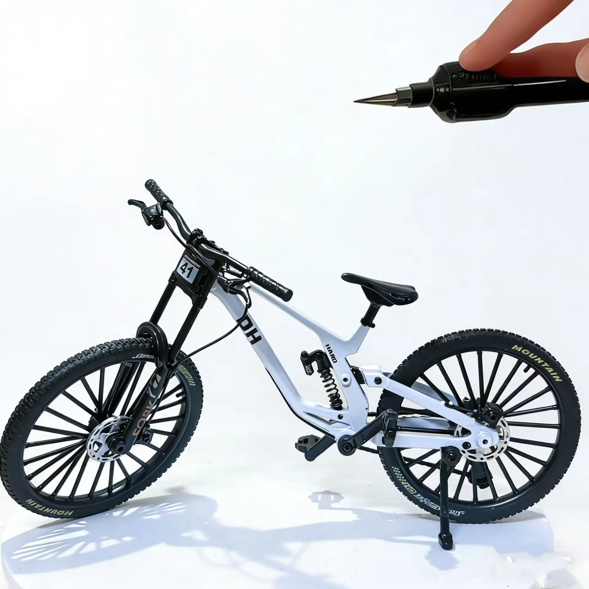 1PC new alloy bicycle model simulation, mountain speed reduction, road bike, bicycle ornament, gift toy, metal desktop decoration craft, collector's small bicycle, office and home decoration, real design, perfect