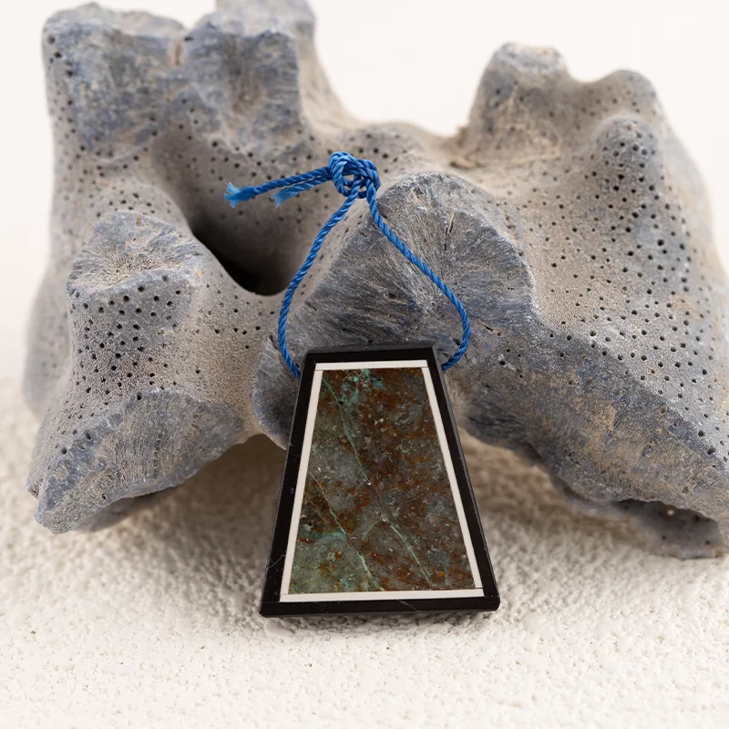 

Natural Obsidian Labradorite Pendant for Necklace Stone Fashion Handmade Natural Jewelry 30x27x6mm 8.97g