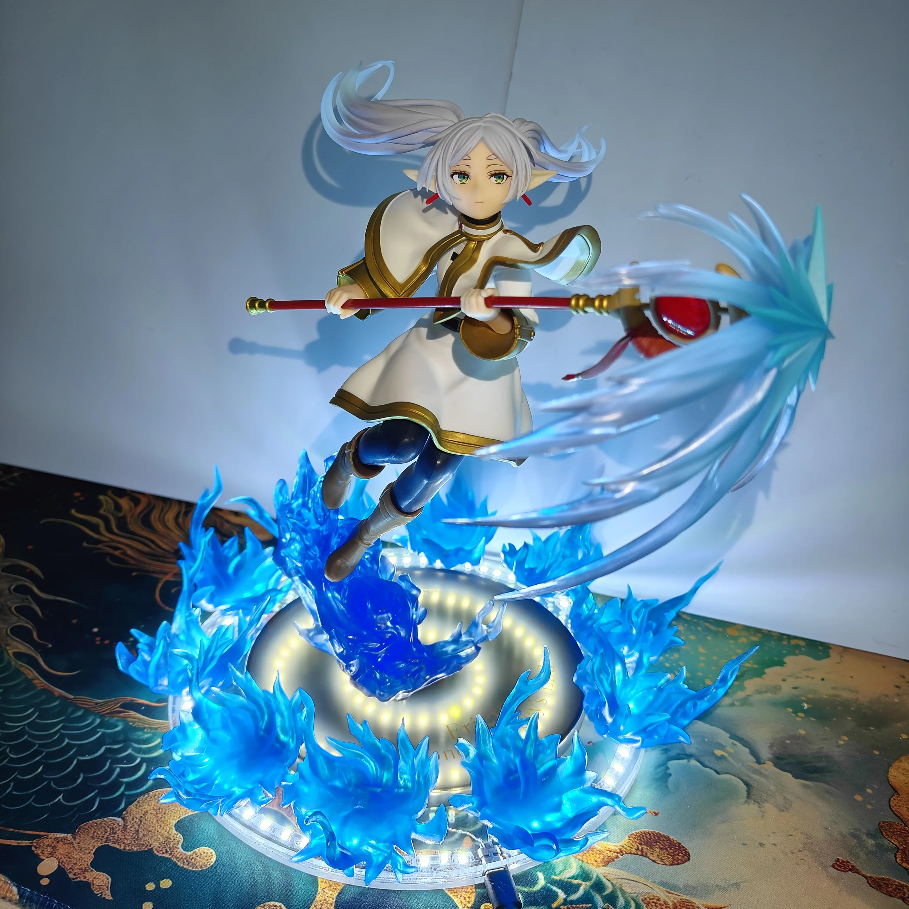 Figura de Acción Coleccionable TAITO Frieren Beyond Journey's End AMP+ Frieren con Efecto de Llama Azul LED, Figura de Anime de PVC para Armar