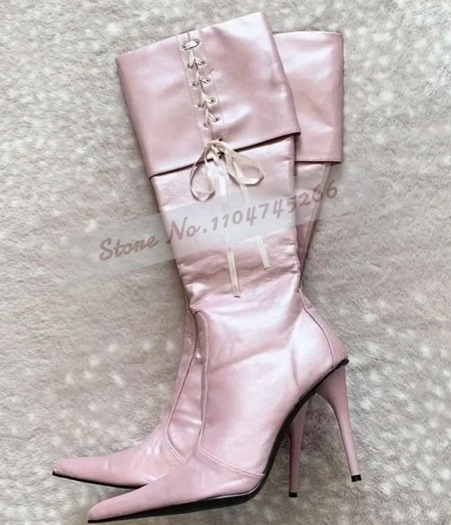 

Розовые сапоги до колена из атласной ткани. Высокие сапоги до колена на тонком высоком каблуке с острым носком и лентой на шнуровке. Высокие сапоги с перекрестной завязкой.