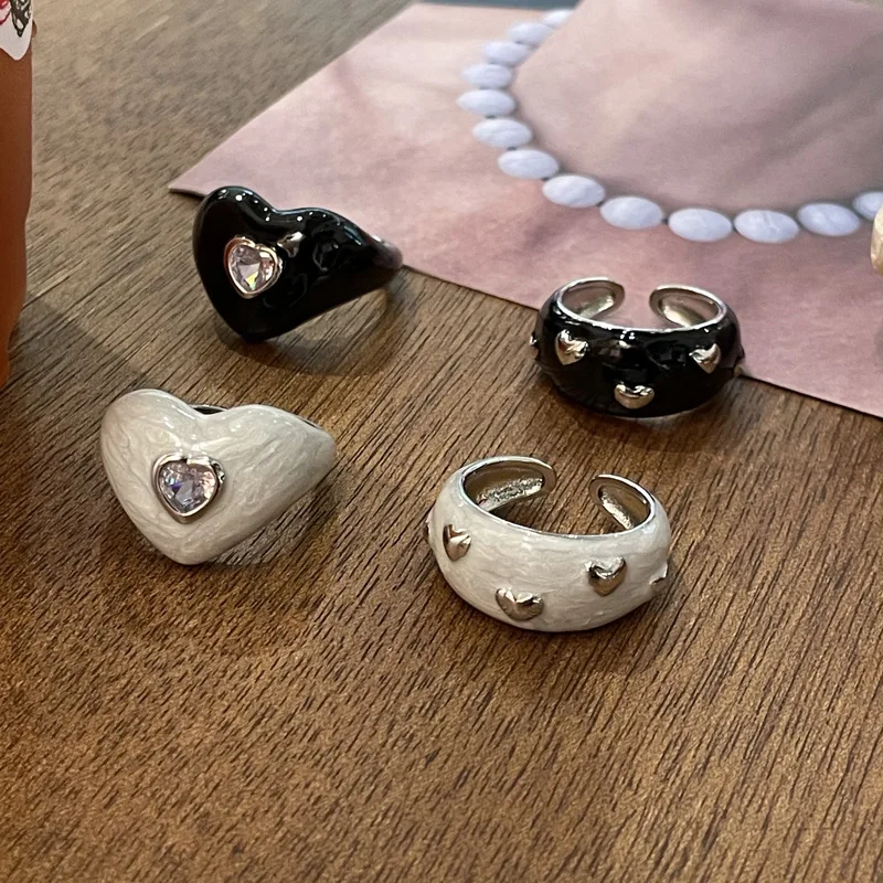 Anillo Y2K con forma de corazón Punk para niñas, brazalete abierto ajustable, diamantes de imitación esmaltados en blanco y negro, joyería para el Día de San Valentín