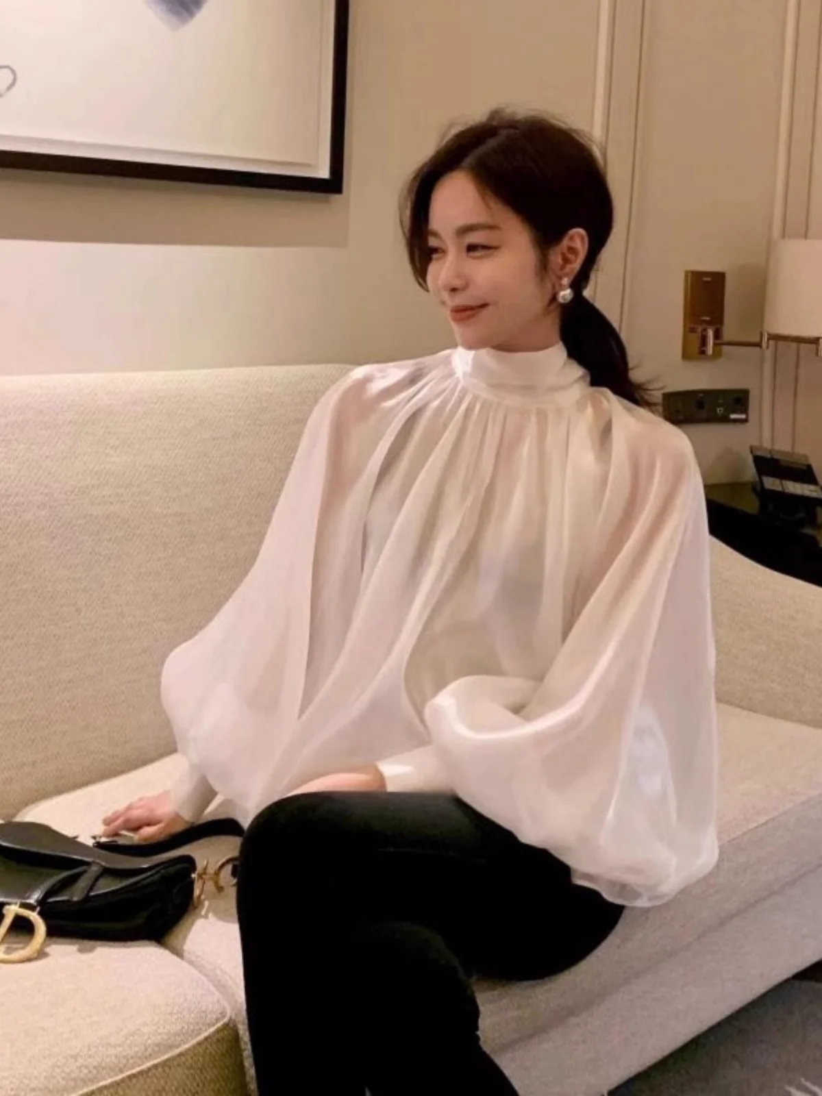 

Elegant Women's Shirt Chic Lantern Sleeve Tie-Belt Stand Collar Loose Fit Spring Fashion High-End Casual French Style Top