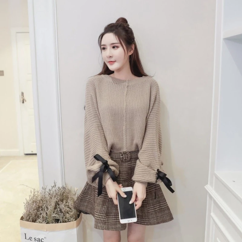 

Женский осенний новый комплект из двух предметов, повседневный возрастной комплект на шнуровке, простой пуловер с круглым вырезом + клетчатая плиссированная юбка