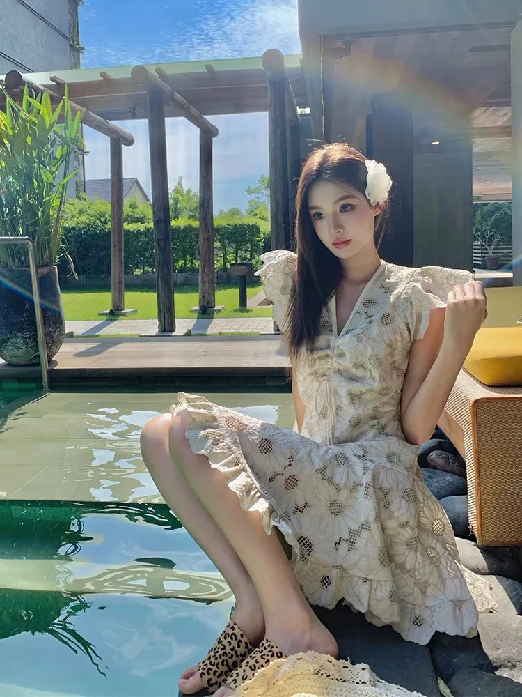 Abiti eleganti a fiori cavi stile vacanza dolce francese Abito estivo da donna con scollo a V senza maniche a vita alta slim fit a trapezio