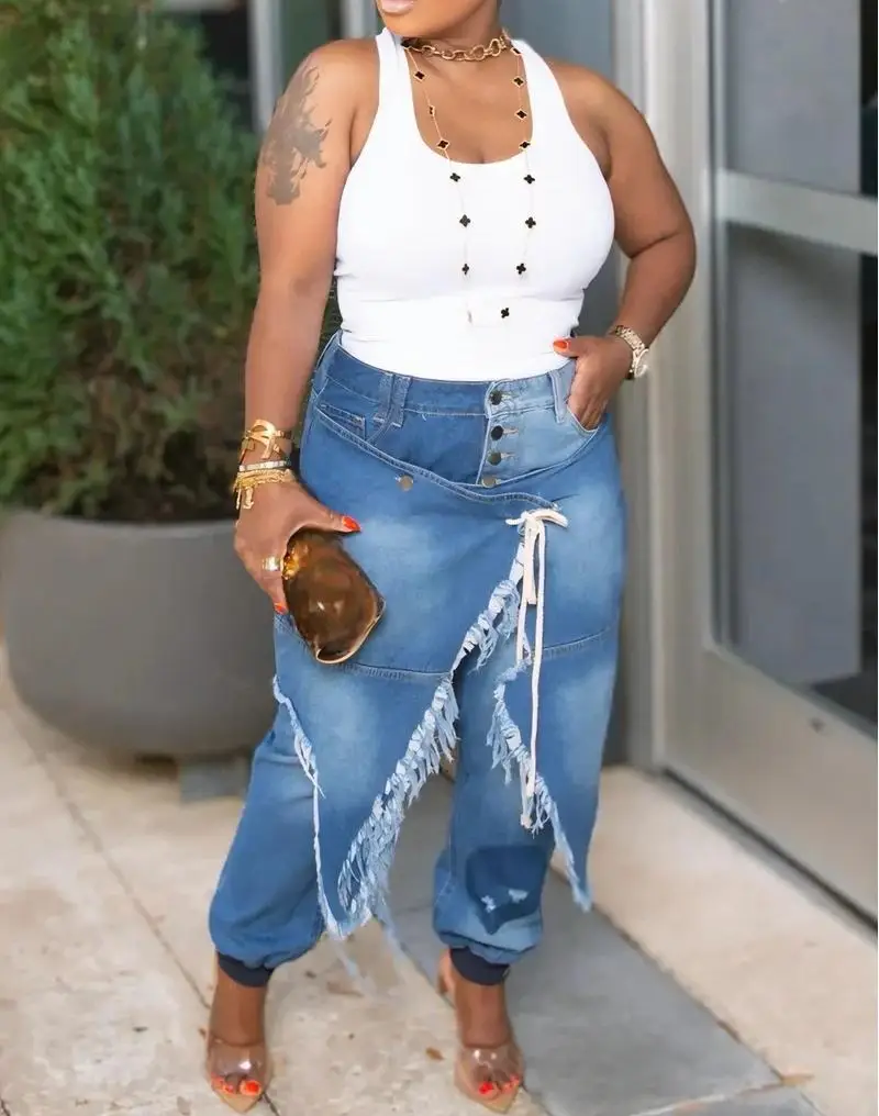 Damskie obcisłe jeansy z dziurami, sznurowaniem i frędzlami - asymetryczne, postarzane, jasno niebieskie denimy z średnim stanem.