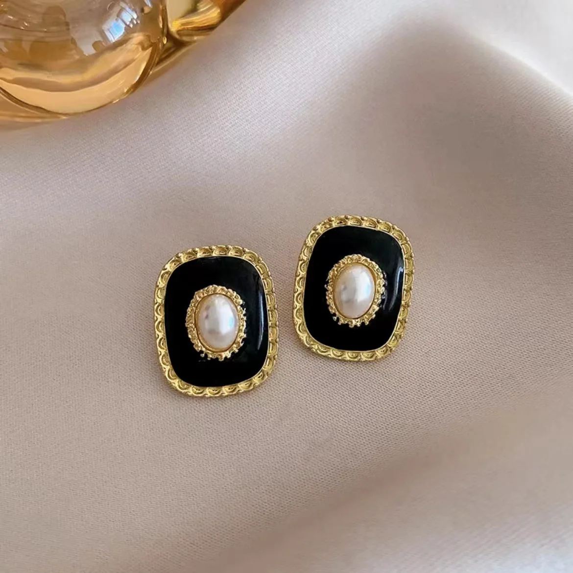Black Enamel Oval Stud Earrings for Women Bohemian Trendy New Fashion Geometry Statement Small Earrings brincos 2024 new in