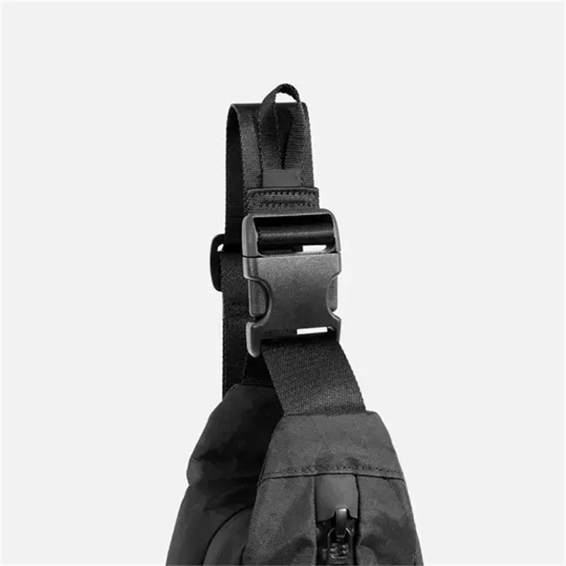 City Sling 3X Pac Waterdichte Borsttas Nylon - usage example