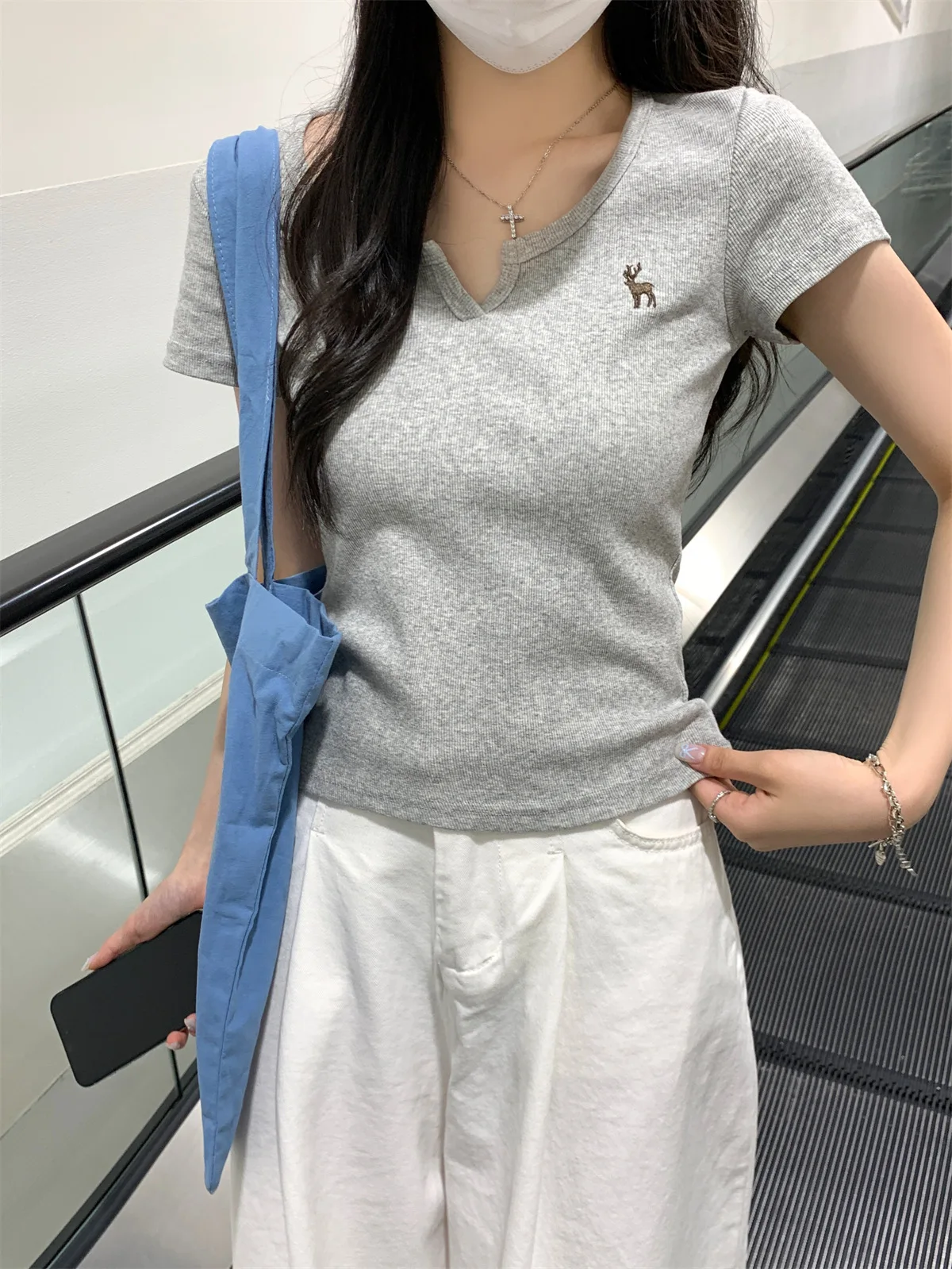 Damen T-Shirt Neues Sommer-Modell mit halb offenem Kragen, Stickerei-Design, Kurzarm-T-Shirt für Mädchen, Studentinnen, lässiges, schmal geschnittenes Oberteil. – Detail 21