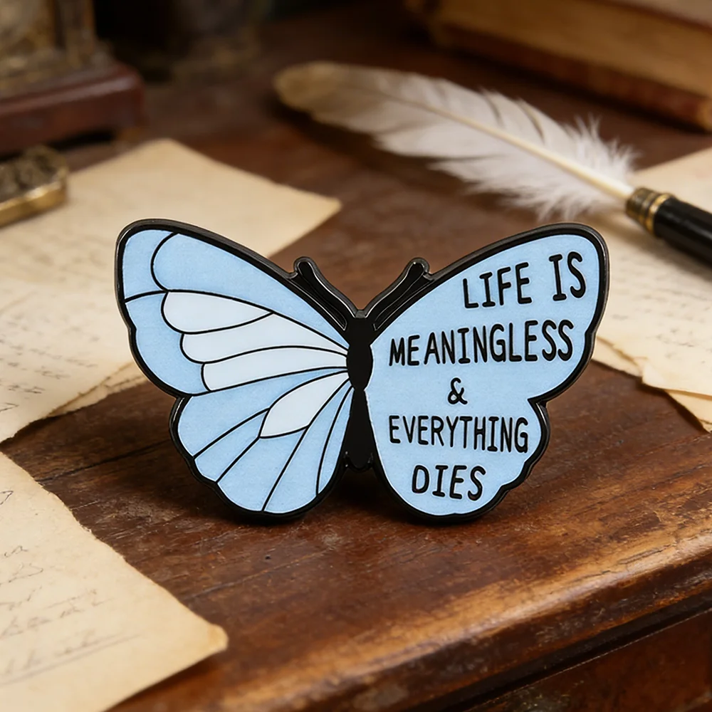 Broche en émail bleu clair en forme de papillon, épinglette proverbe 'La vie n'a pas de sens et tout meurt', badge nihilisme, accessoires pour sac à dos et chapeau