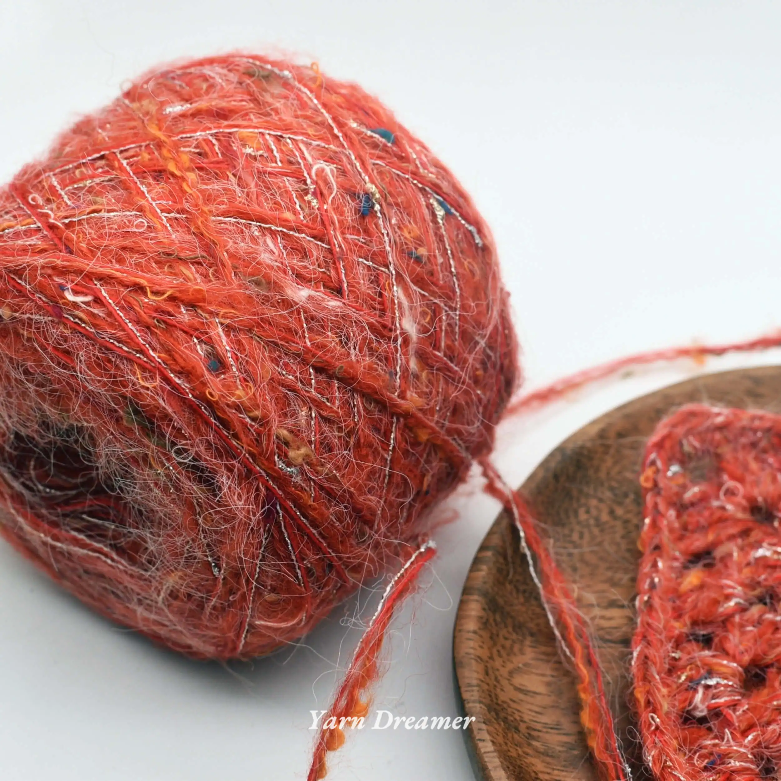 

Aesthetic Glitter Red Yarn for Crocheting Gold Metallic Sequin Yarns for Knitting Luxury Fluffy Crochet Yarn in bulk