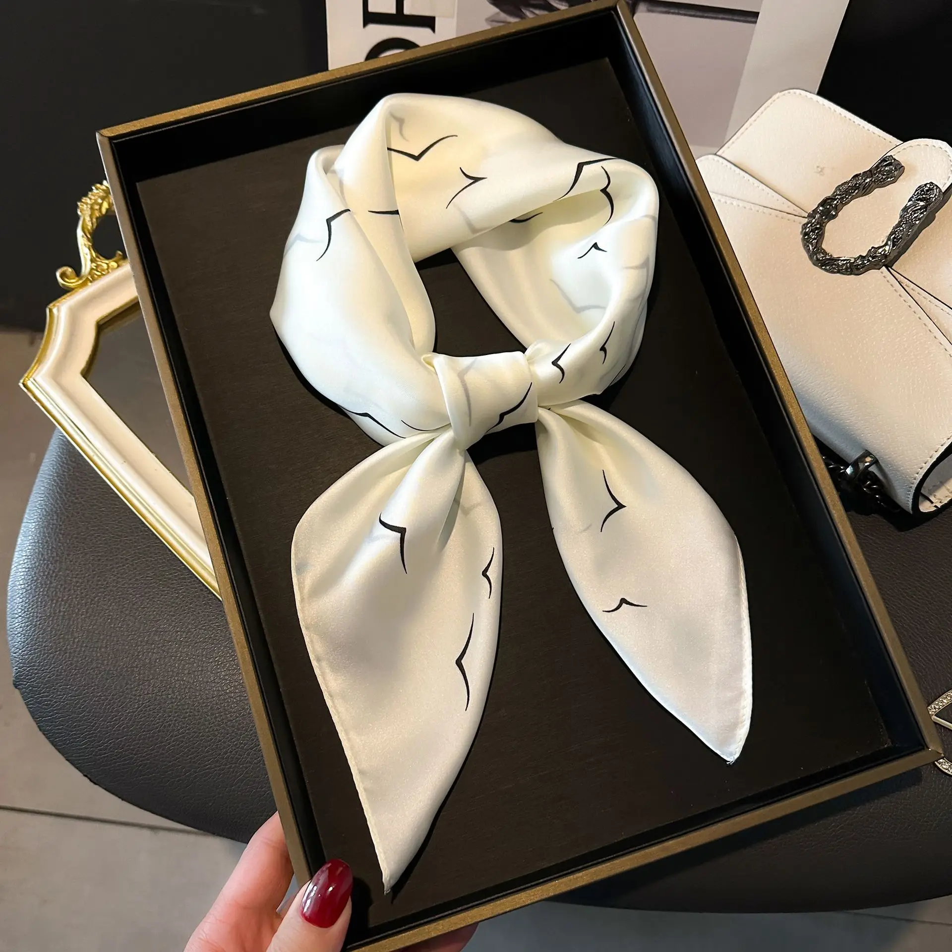 Four Seasons แฟชั่น 70 ซม.ผ้าไหมผ้าพันคอผู้หญิงซาตินผ้าคลุมไหล่ฮิญาบ Echarpe คอ Tie หญิงชายหาดผ้าพันคอผ้าโพกศีรษะ